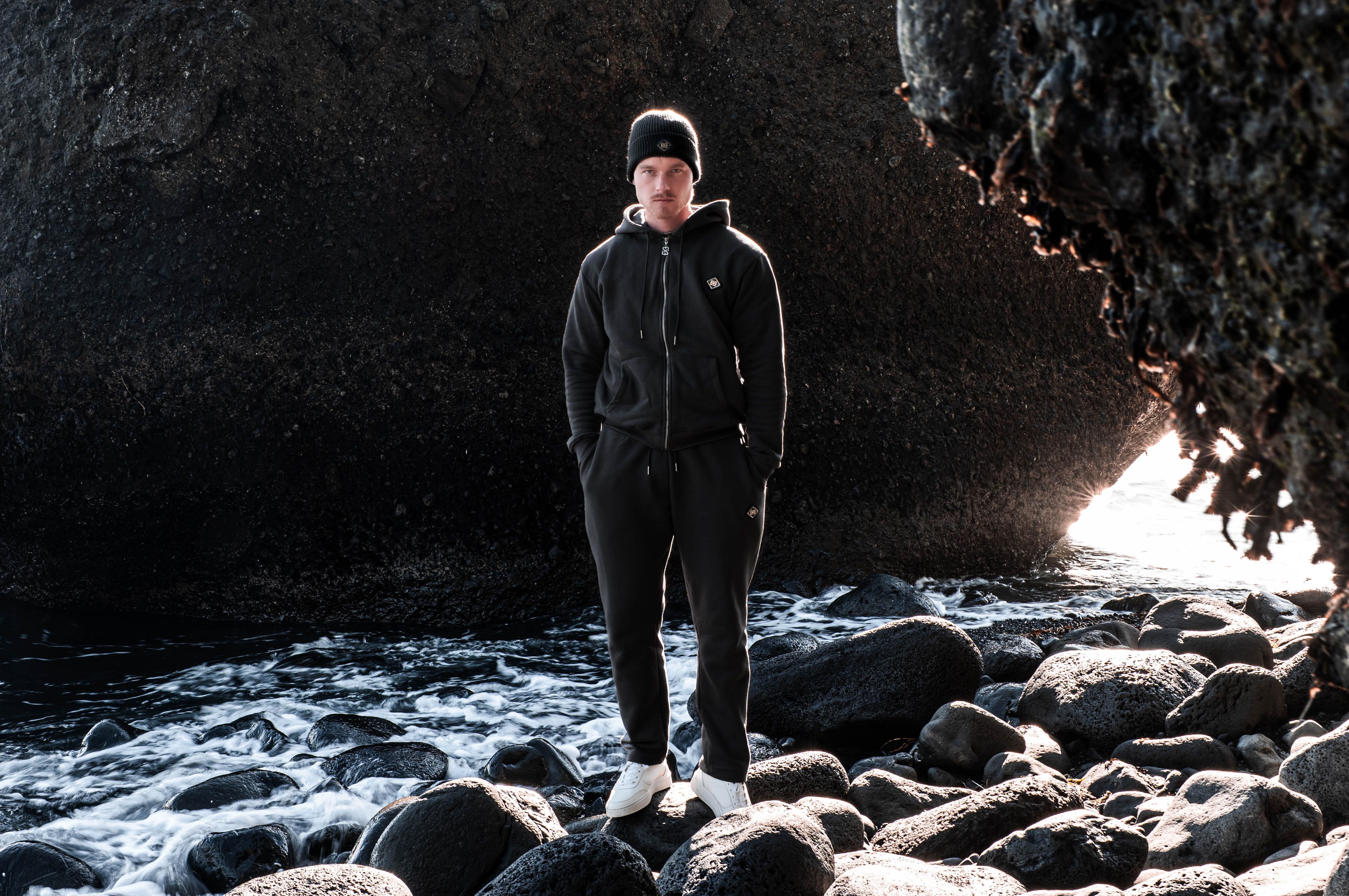 plate_tracksuit_black.jpg